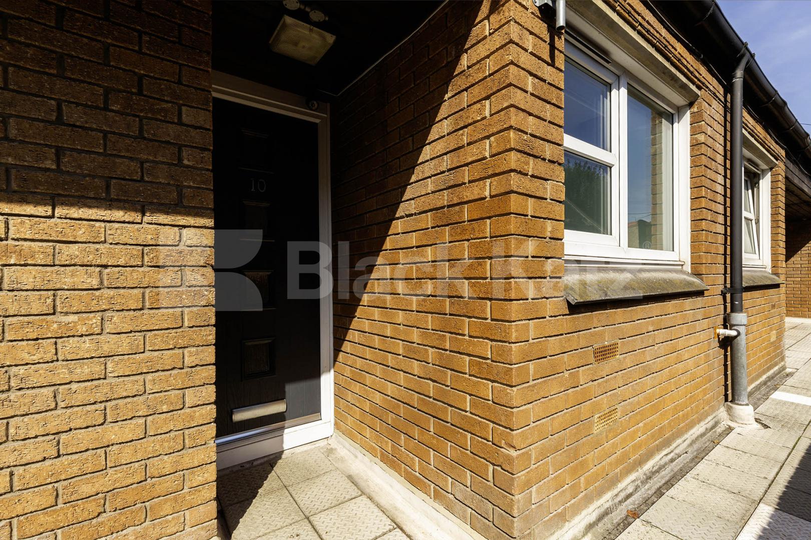 modern and spacious 1 bedroom with patio and close to zone 2 station Lockhart Close, Caledonian Road